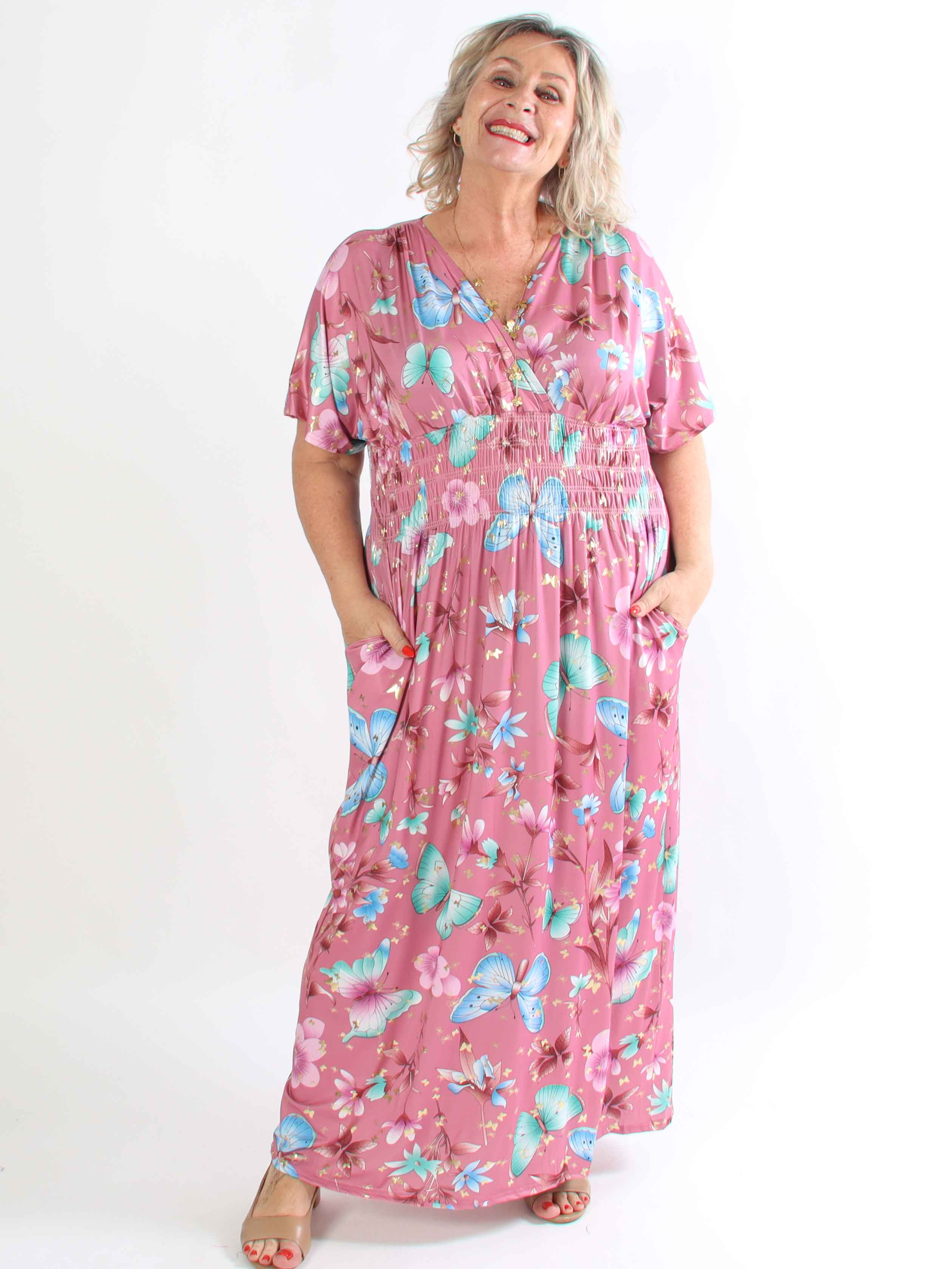 Pams Fairytale - Lang plus size kjole i fint blomster- og sommerfugleprint